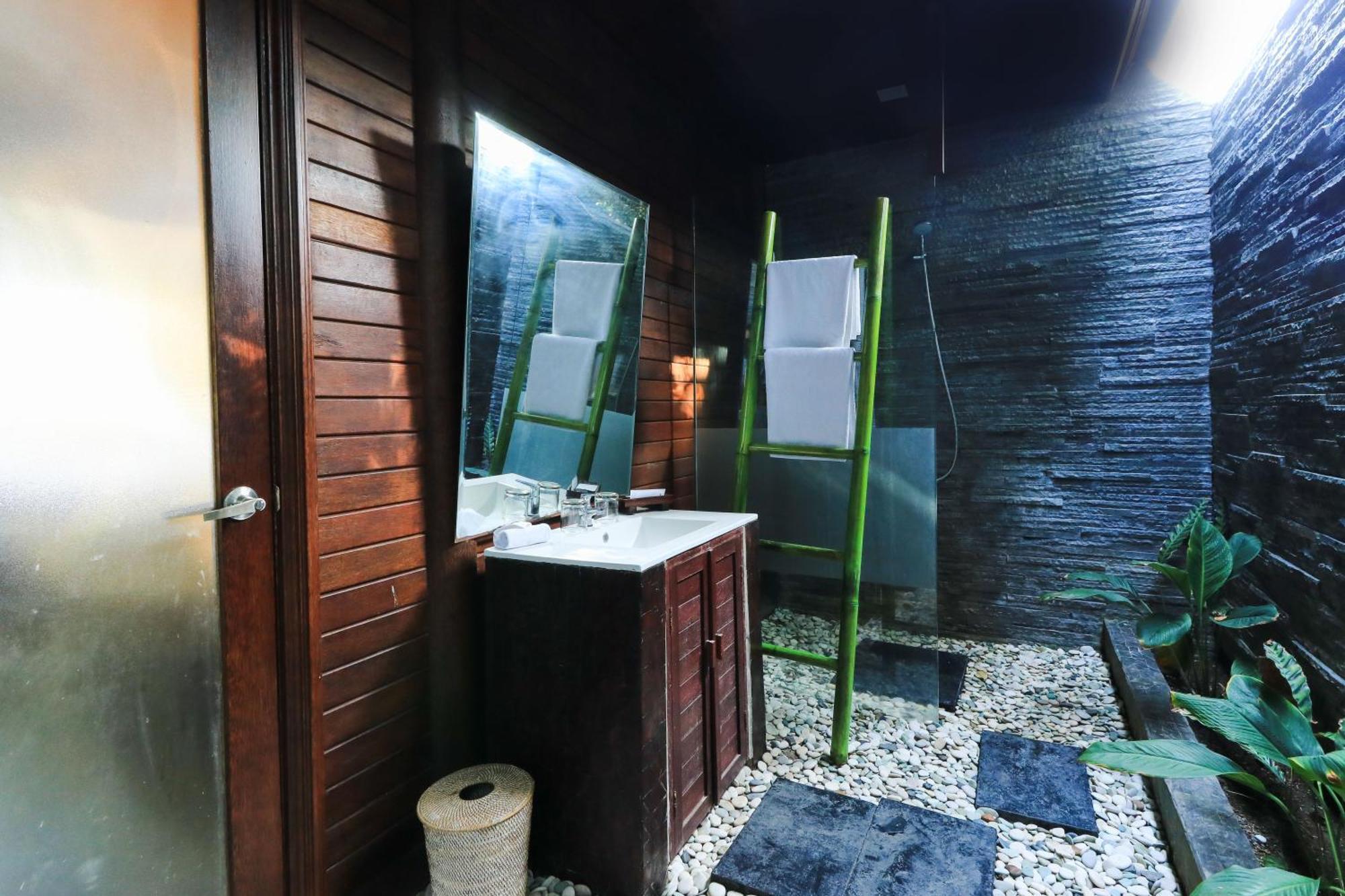 Coconut Boutique Resort Senggigi Exterior photo